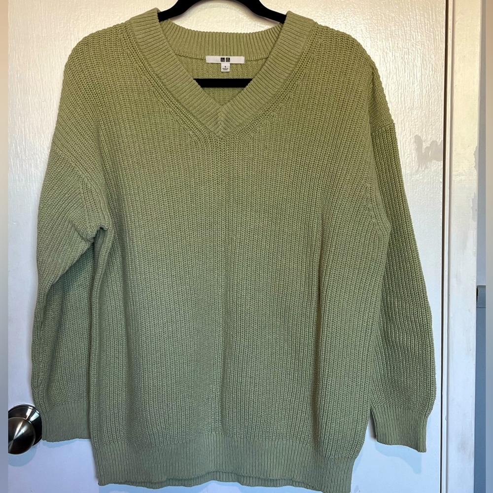 Uniqlo. Size S. Color: Sage/Light Green. Material: 60% cotton, 40% acrylic.